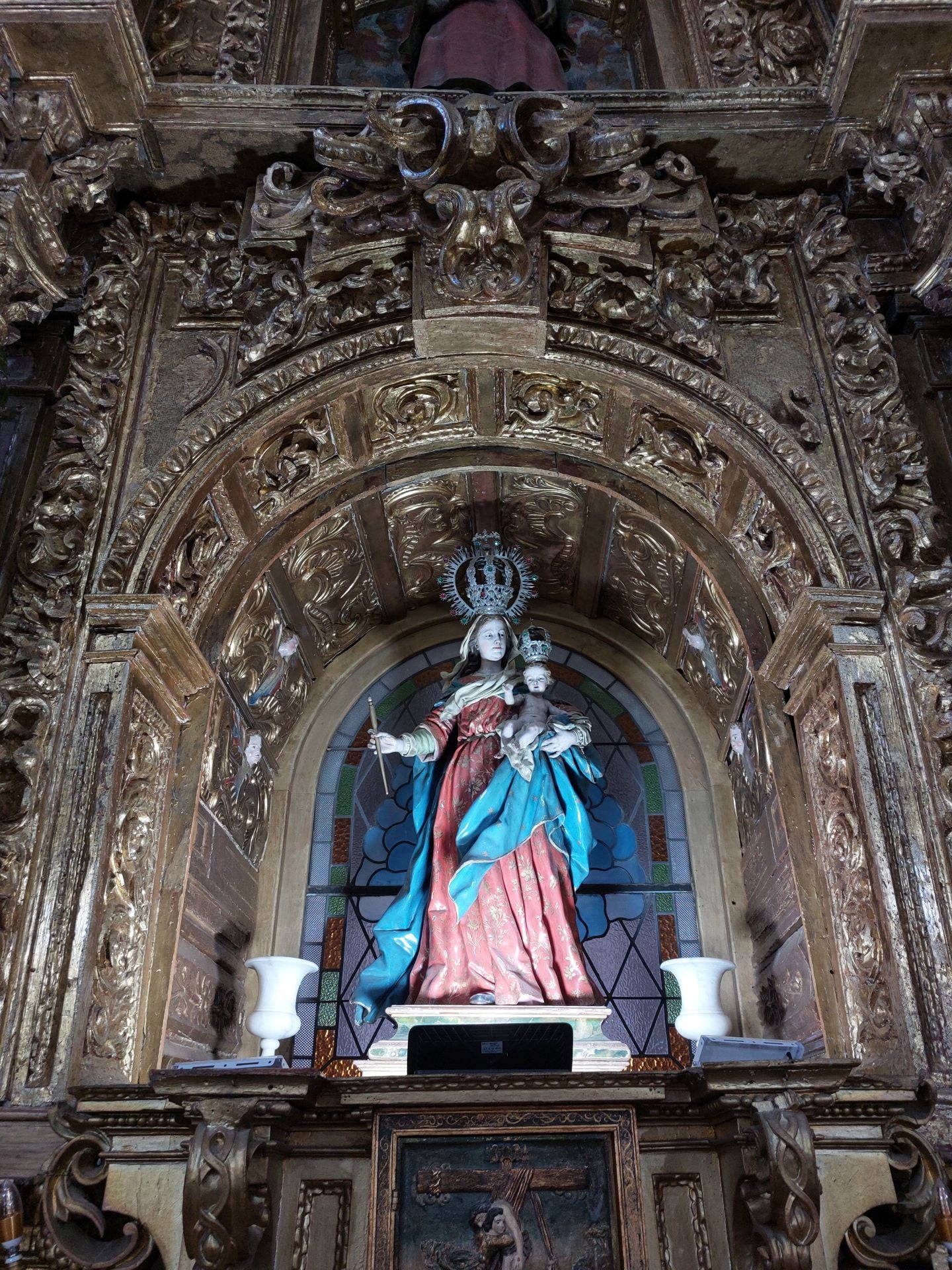 Imagen secundaria 2 - Imágenes del interior de los templos que se pueden visitar.