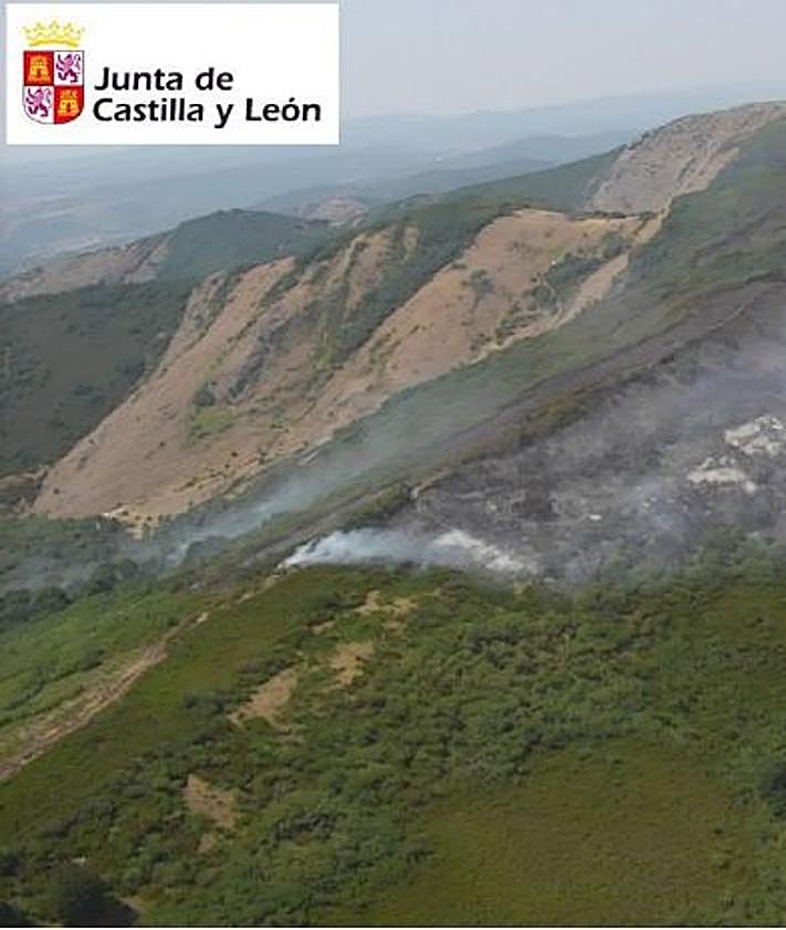 Imagen secundaria 2 - Las llamas superan el límite entre La Robla y La Pola de Gordón.