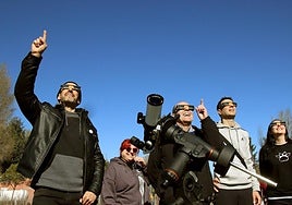 Varias personas ven el eclipse parcial de Sol del 29 de marzo de 2025 en la Asociación de Astronomía de León.