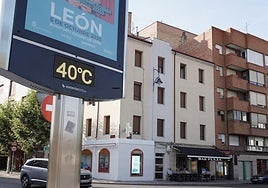 Un termómetro marca 40 grados durante la tarde del miércoles 6 de julio de 2025.