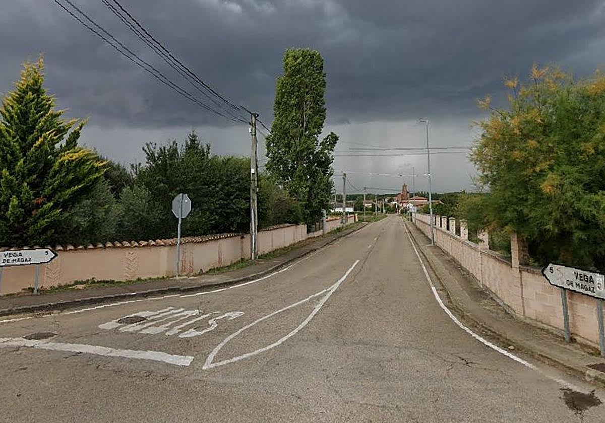 La LE-6445 con Villamejil al fondo y el cartel de Vega de Magaz.