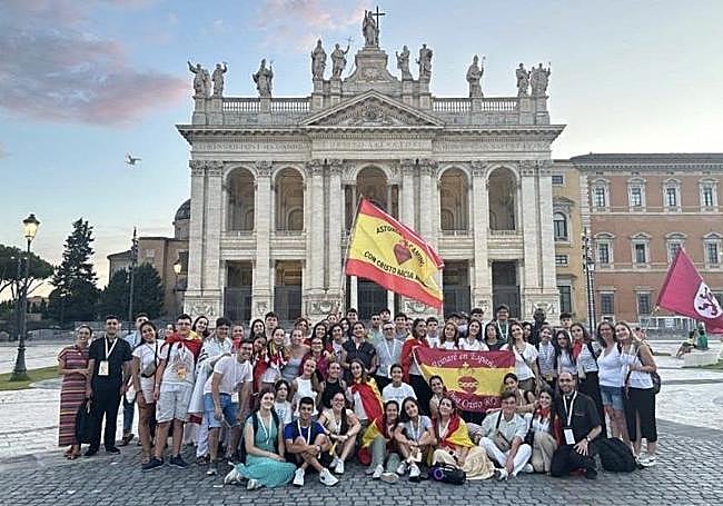 Imagen de María junto a compañeros y amigos de la Diócesis de Astorga.