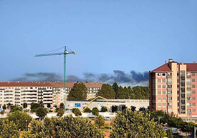Imágenes del incendio desde viviendas de León.