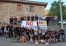 Vecinos de Cuevas de Viñayo y Carrocera protestan por la posible reapertura de la cantera de caliza cercana.