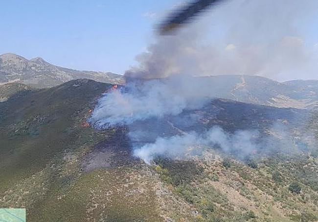 Incendo de Fasgar al mediodía del sábado 9 de agosto.