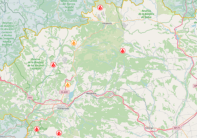 El mapa con la información de los incendios facilitada por la Junta a las 21:00 del sábado 9 de agosto. En rojo, los declarados en nivel 1; y en naranja, los activos.