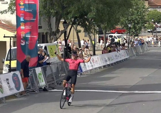 Fabrizio Crozzolo cruza primero la línea de meta en la localidad abulense de Aldeavieja.