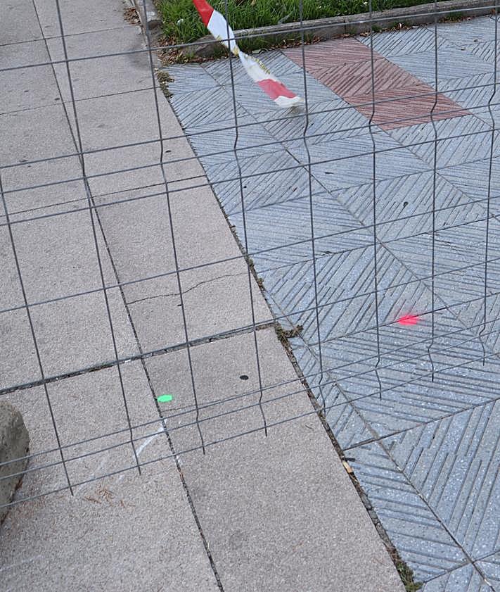 Imagen secundaria 2 - Estacas, vallado y pintura rosa y verde marcan la zona ajardinada y acera que desaparecerá para dejar espacio a la futura rotonda junto al Puente de los Leones.