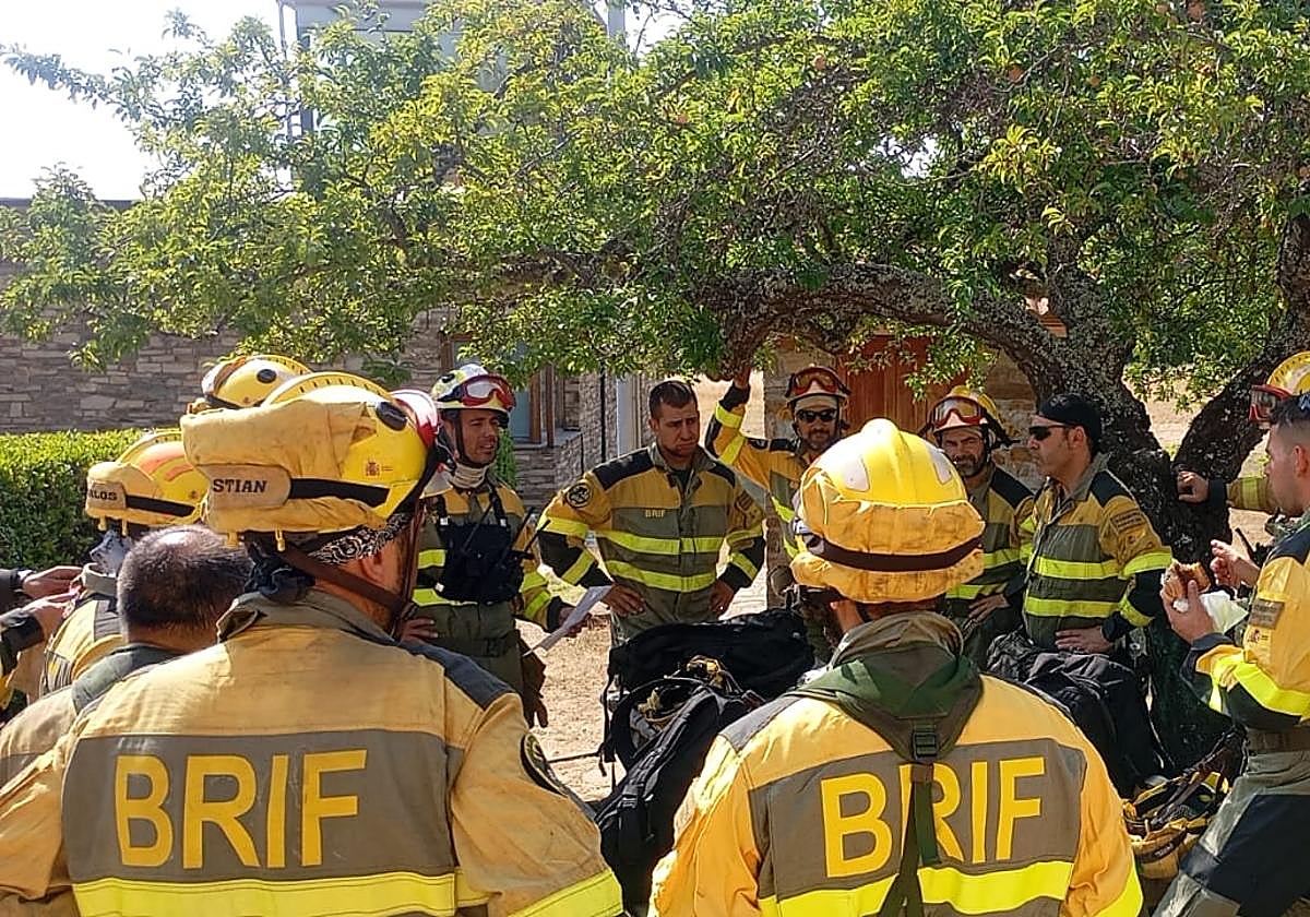 Reunión de bomberos de la BRIF de Tabuyo en Llamas de Cabrera.