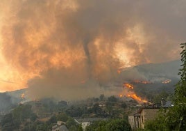 Una tolvanera de humo en el incendio que ha obligado a desalojar Yeres.