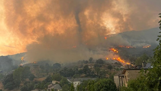 Una tolvanera de humo en el incendio que ha obligado a desalojar Yeres.