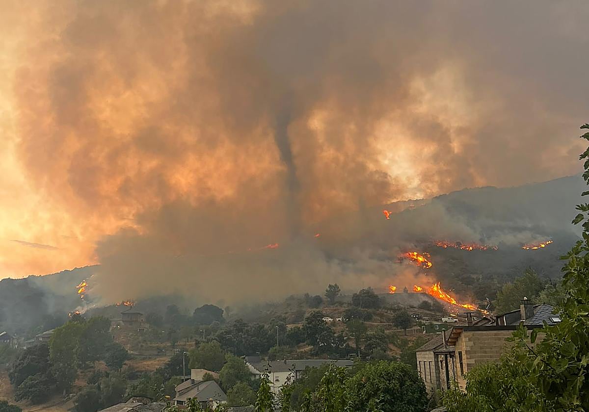 Una tolvanera de humo en el incendio que ha obligado a desalojar Yeres.
