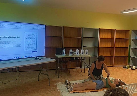 Mujer haciendo una de las maniobras en el taller de emergencias.