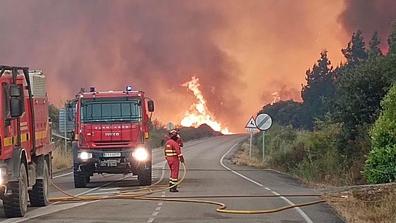 El fuego asola León: diez incendios activos y 3.000 leoneses desalojados de sus casas