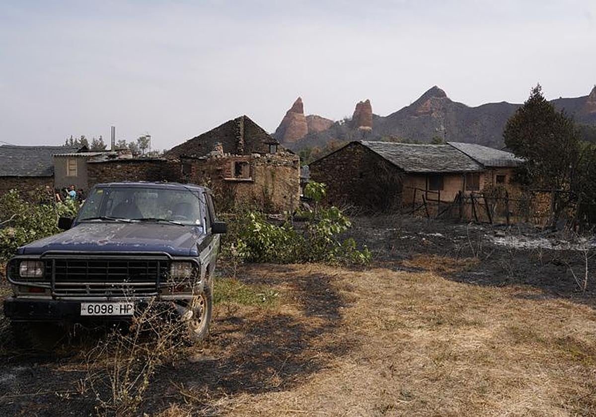 El pueblo de Las Médulas y su desolador aspecto tras el paso de las llamas.