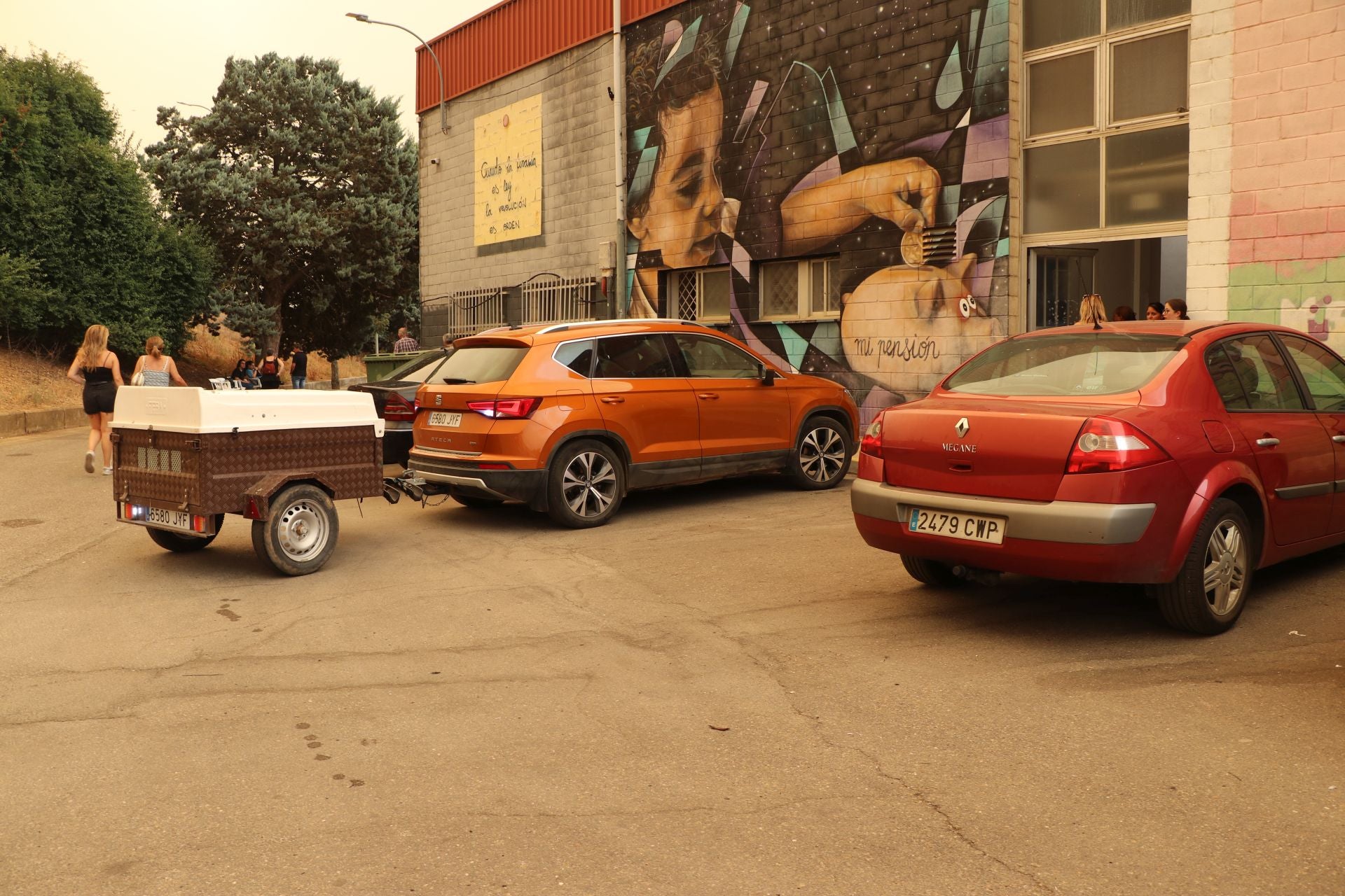 Imágenes de las personas desalojadas de los municipios cercanos al polideportivo de La Bañeza