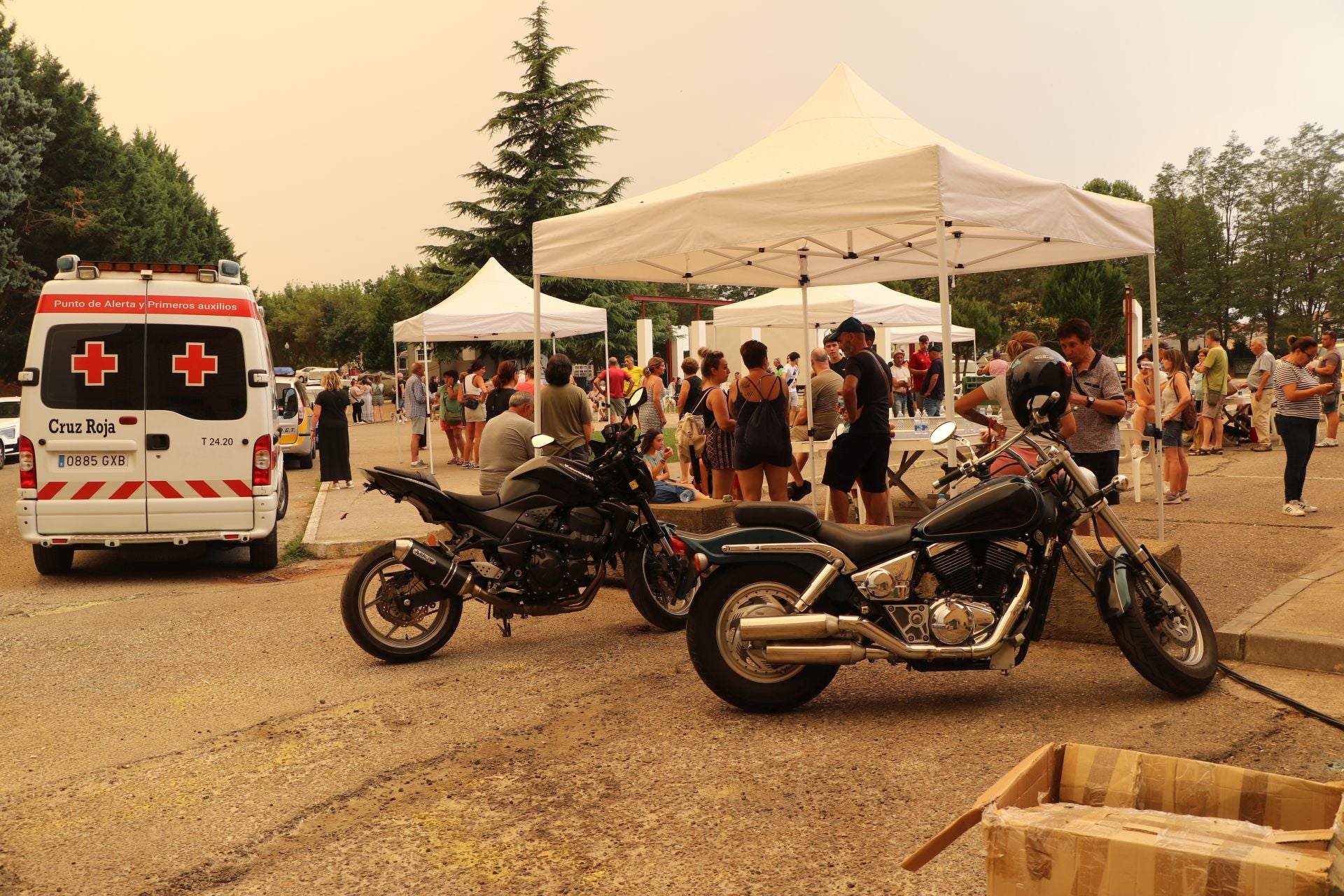 Imágenes de las personas desalojadas de los municipios cercanos al polideportivo de La Bañeza