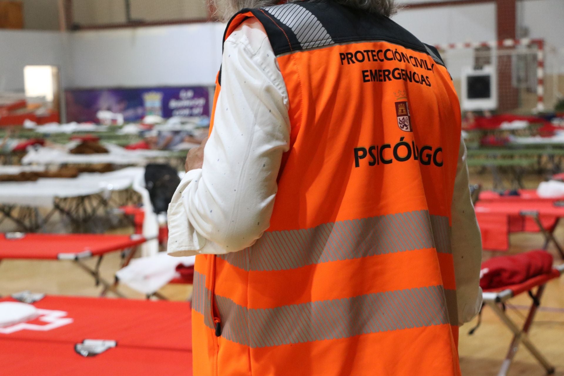 Imágenes de las personas desalojadas de los municipios cercanos al polideportivo de La Bañeza