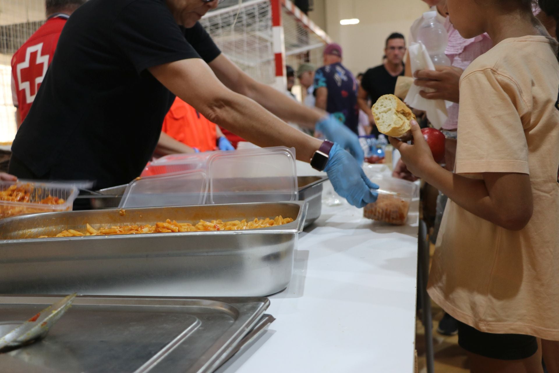 Imágenes de las personas desalojadas de los municipios cercanos al polideportivo de La Bañeza