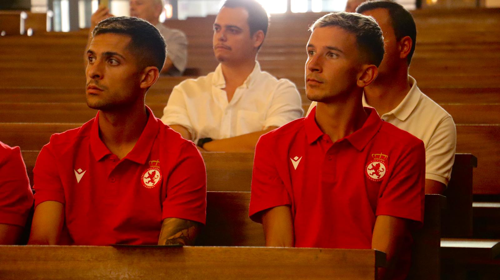 Tradicional ofrenda floral de la Cultural a la Virgen del Camino
