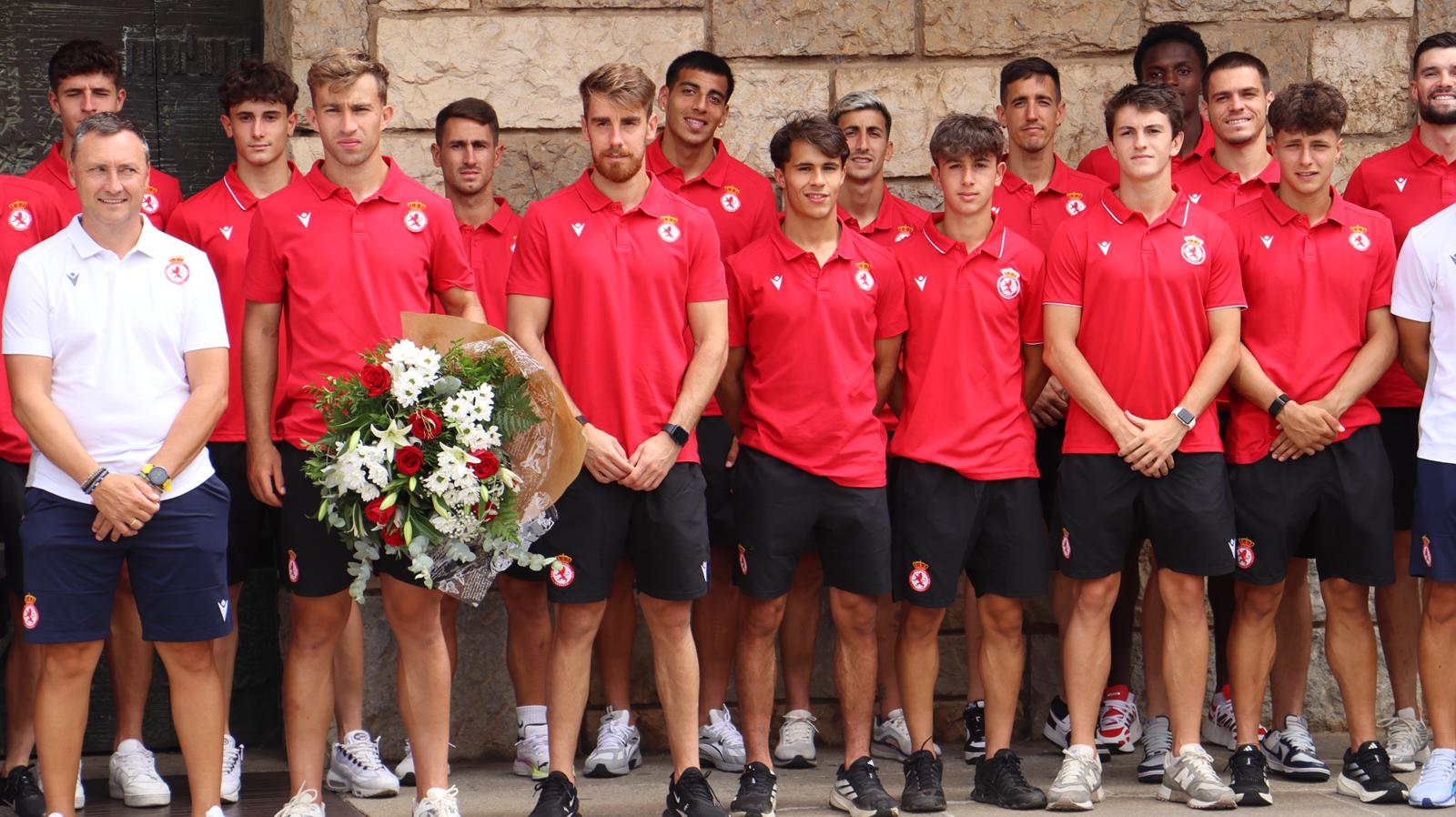 Tradicional ofrenda floral de la Cultural a la Virgen del Camino