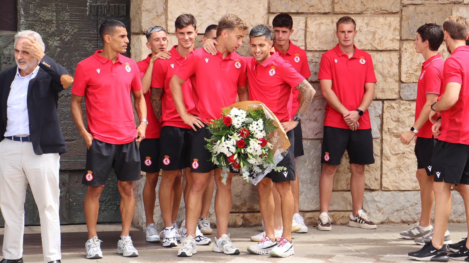 Tradicional ofrenda floral de la Cultural a la Virgen del Camino