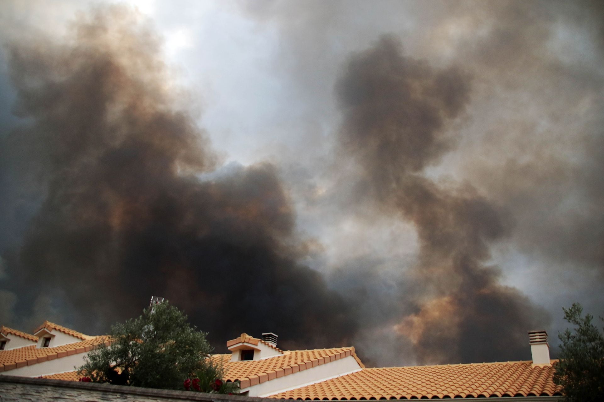 Las imágenes de la evacuación de un pueblo de León por los incencios