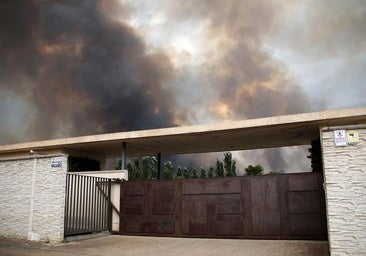 El fuego, cada vez, más cerca de las viviendas.