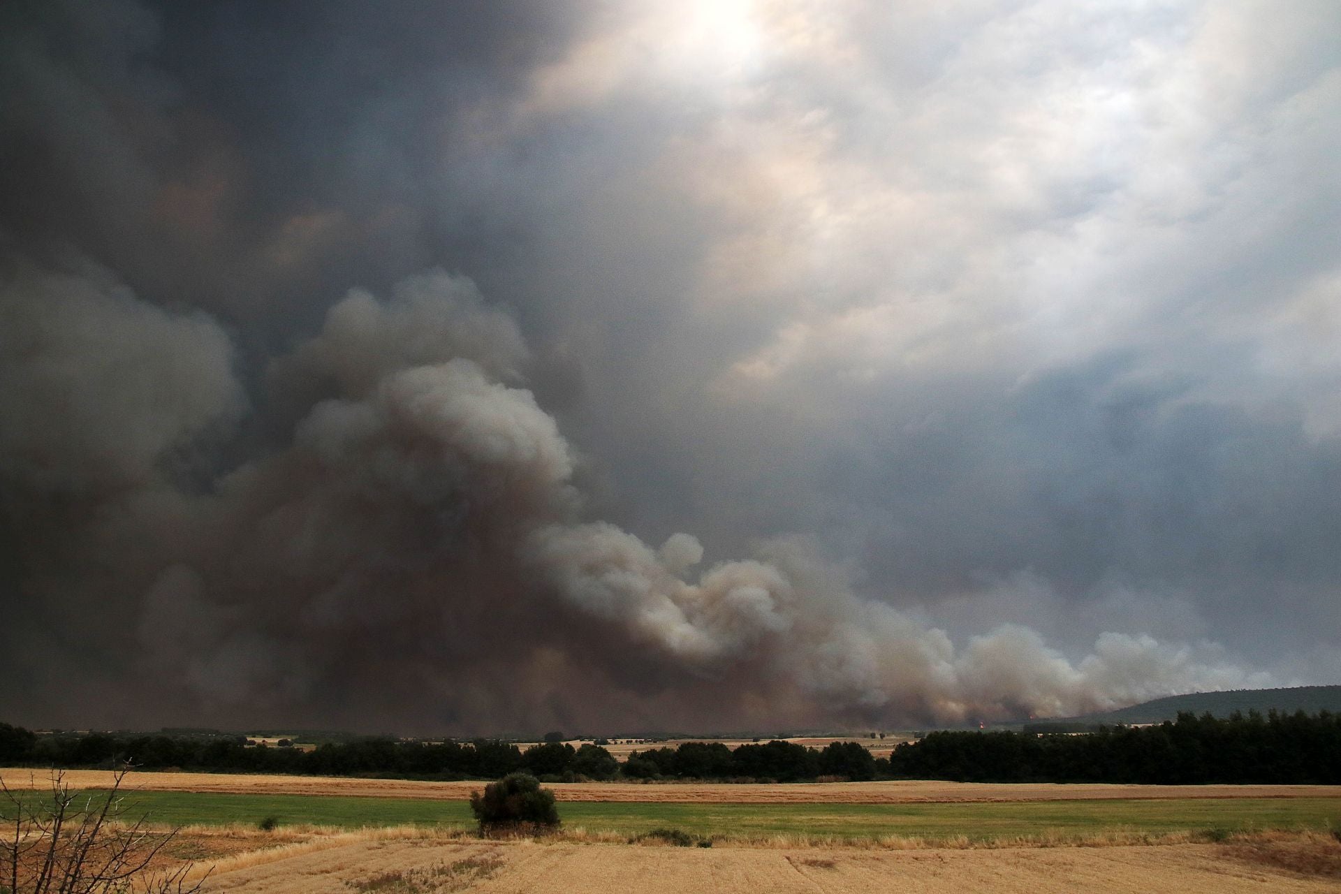 Las imágenes de la evacuación de un pueblo de León por los incencios