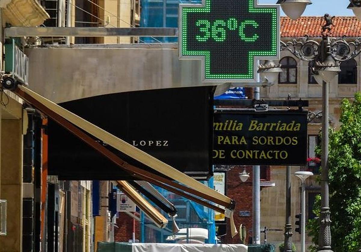 Imagen de un termómetro en la avenida Ordoño II.