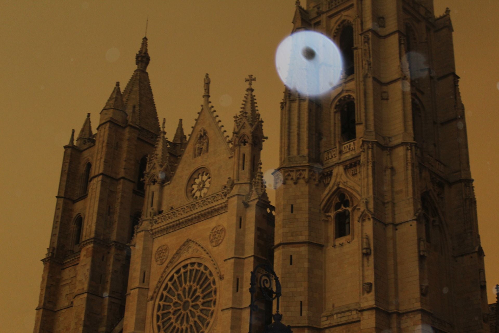 El cielo de León se cubre de rojo y llueve ceniza