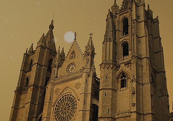 Imagen de catedral de León con el cielo anaranjado de fondo