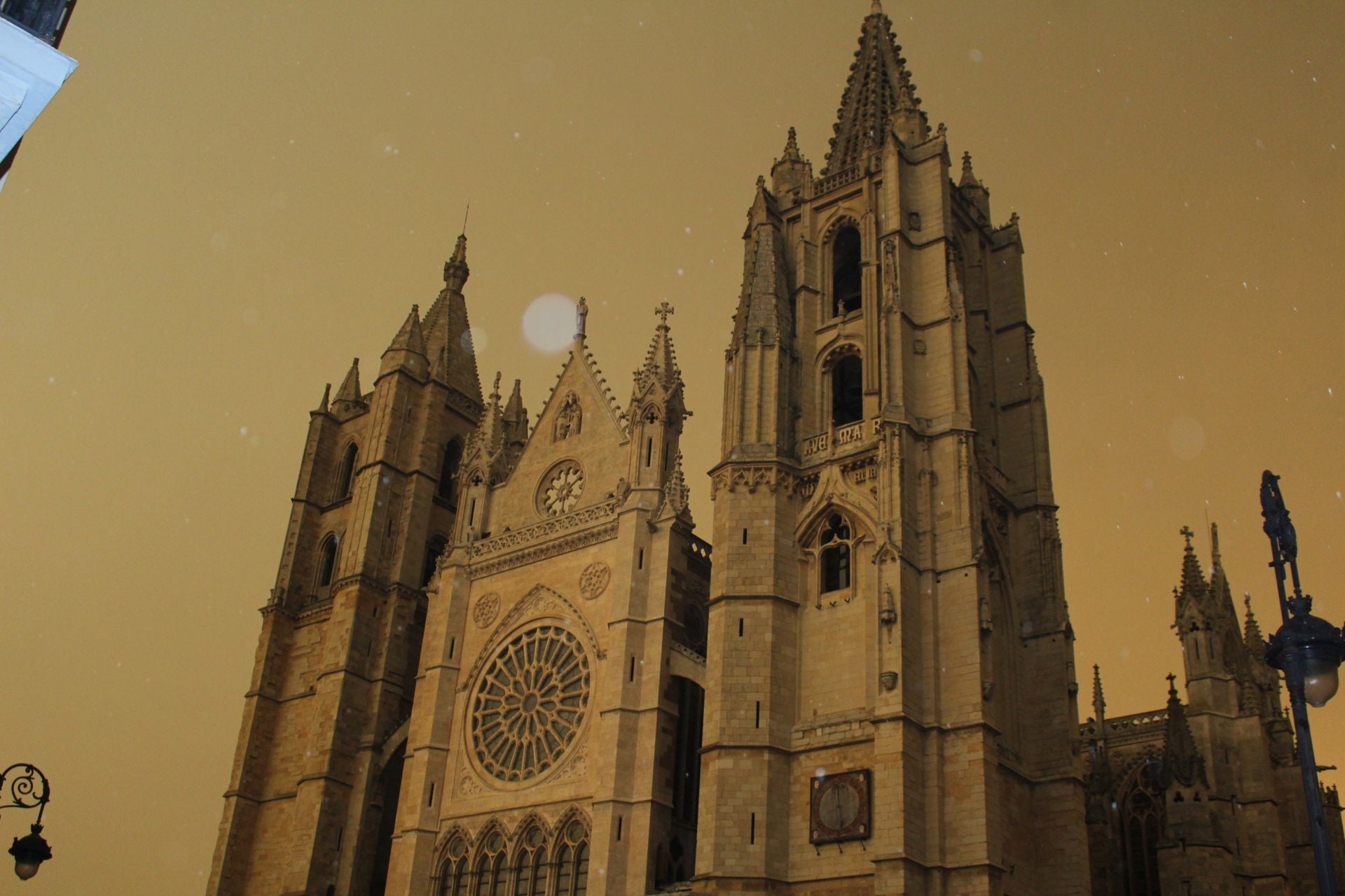 El cielo de León se cubre de rojo y llueve ceniza