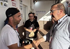 Abel Ramos (izquierda) saluda al vicepresidente de la Diputación de León.