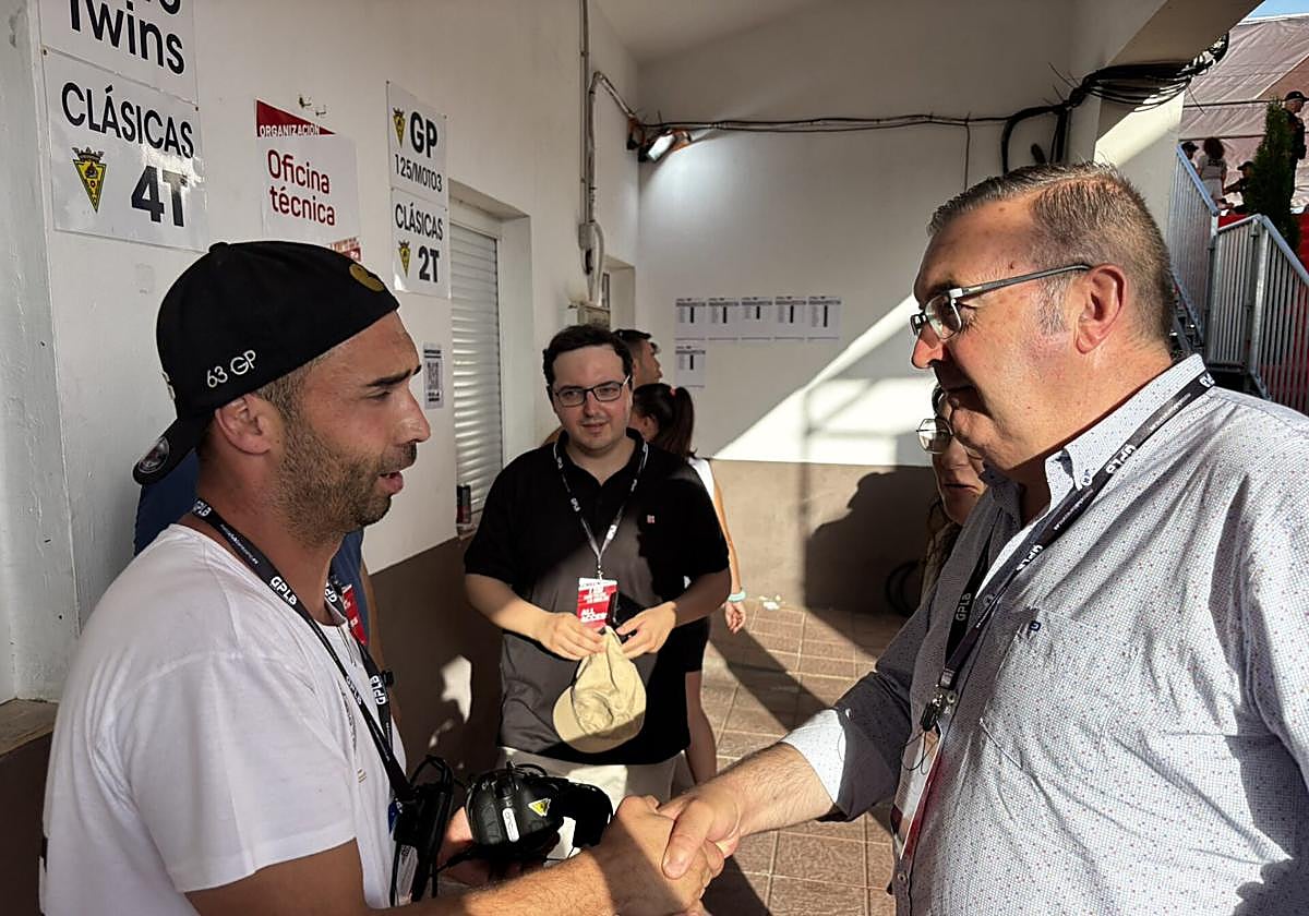 Abel Ramos (izquierda) saluda al vicepresidente de la Diputación de León.