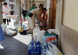 Recogida de alimentos y otros enseres en la plaza de Regla de León.