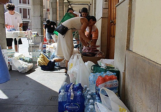 Recogida de alimentos y otros enseres en la plaza de Regla de León.