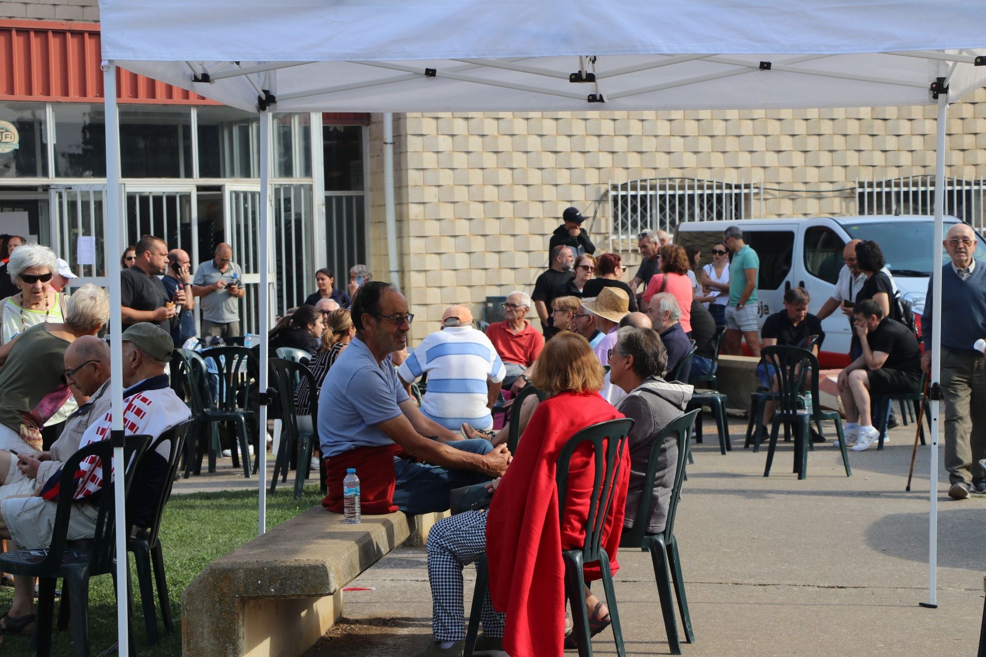 Tercer día de los desalojados en el polideportivo de La Bañeza