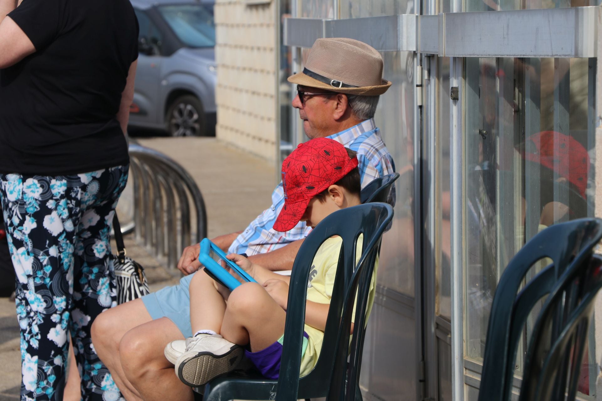 Tercer día de los desalojados en el polideportivo de La Bañeza