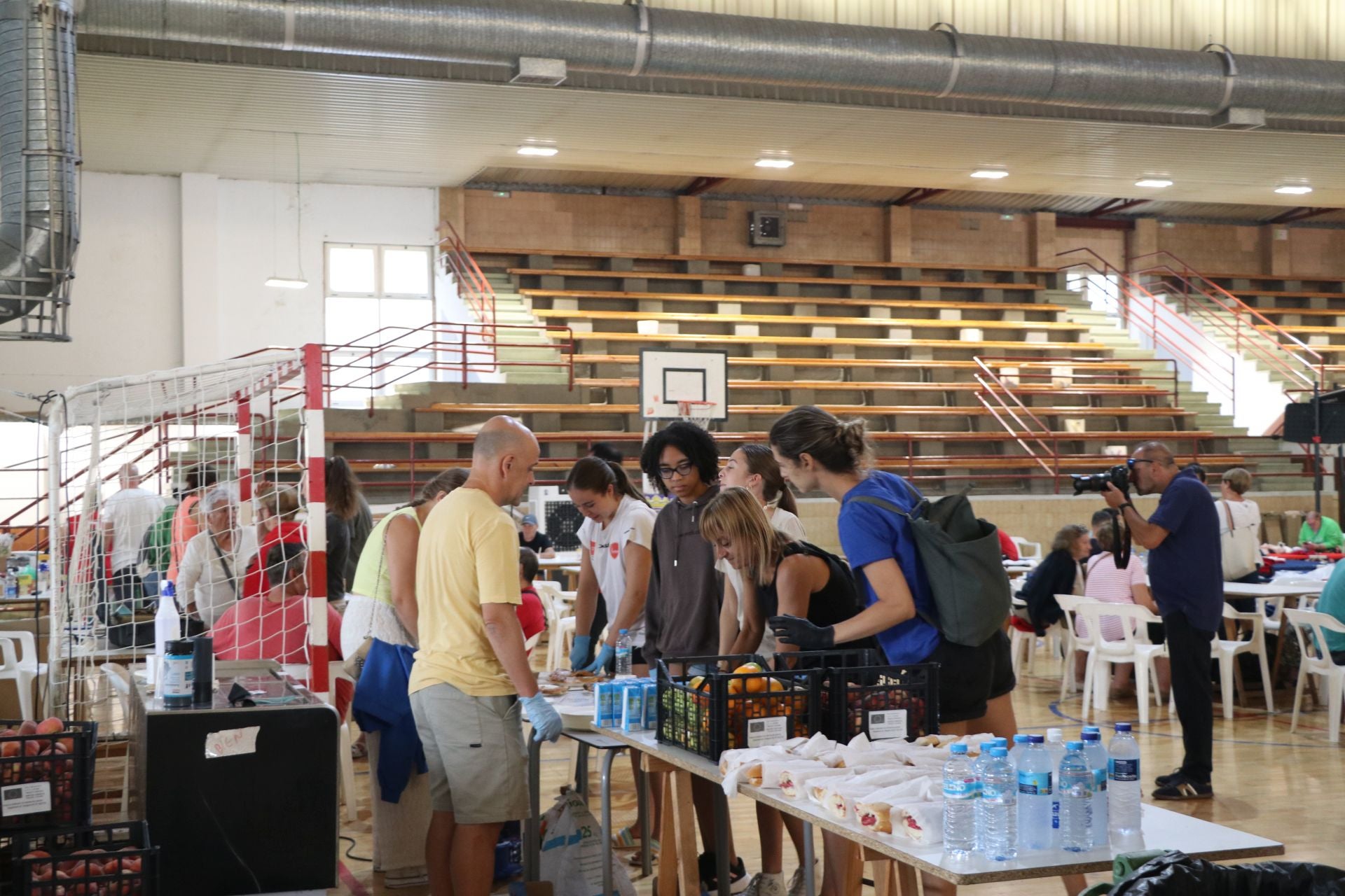 Tercer día de los desalojados en el polideportivo de La Bañeza