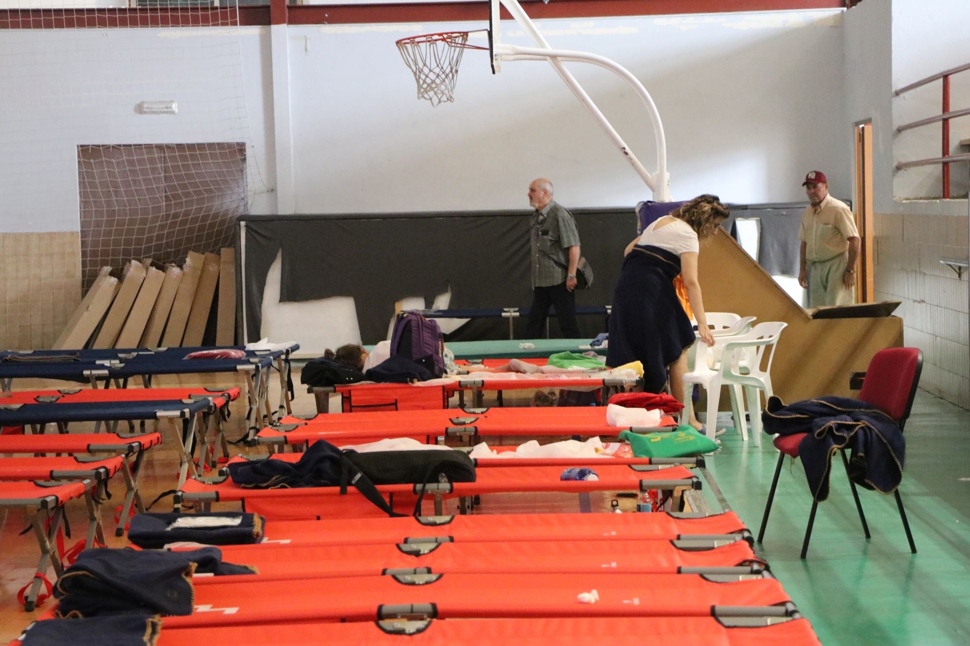 Tercer día de los desalojados en el polideportivo de La Bañeza