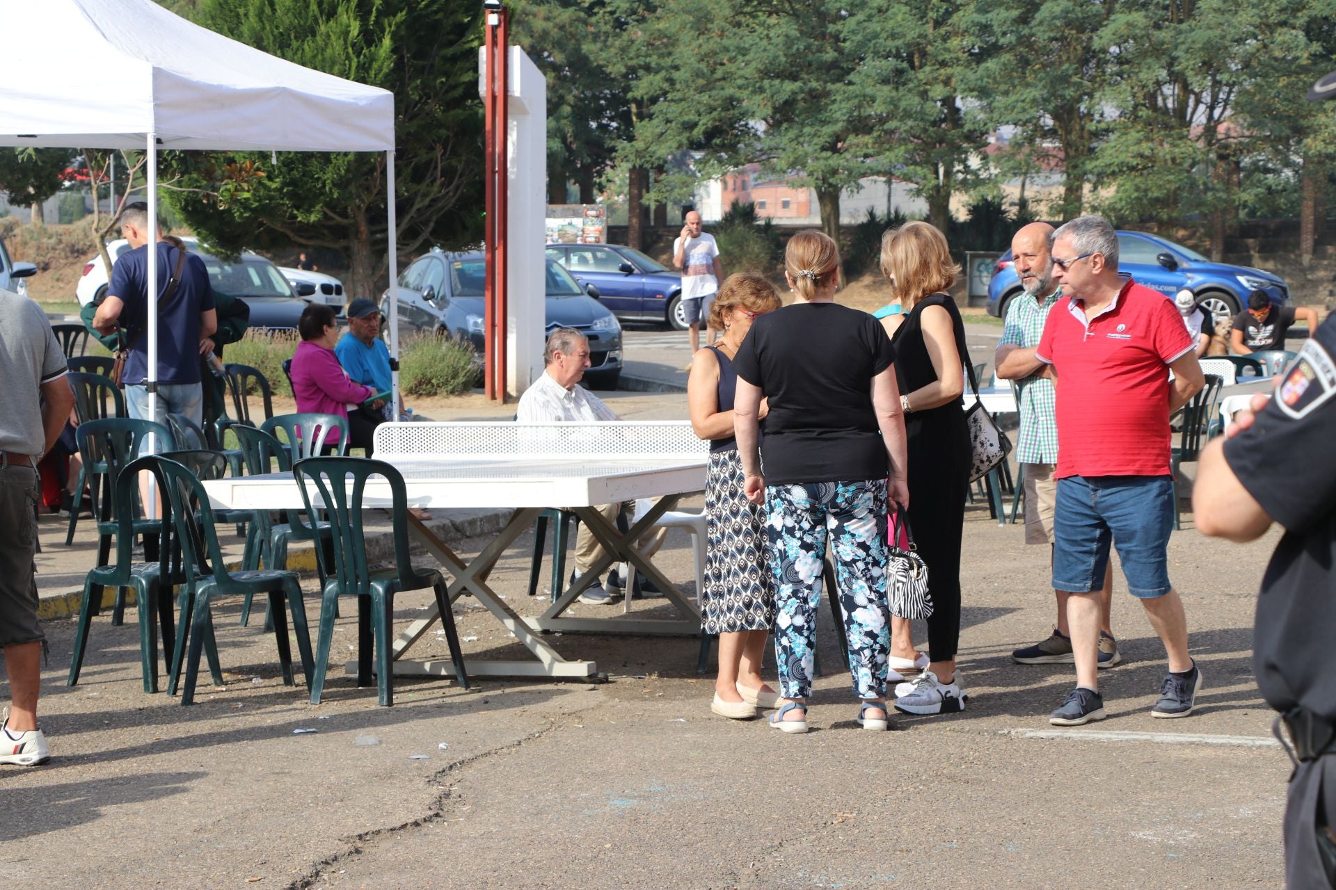 Tercer día de los desalojados en el polideportivo de La Bañeza