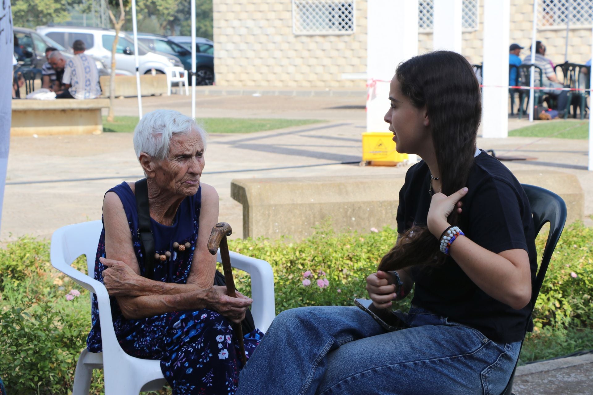 Tercer día de los desalojados en el polideportivo de La Bañeza