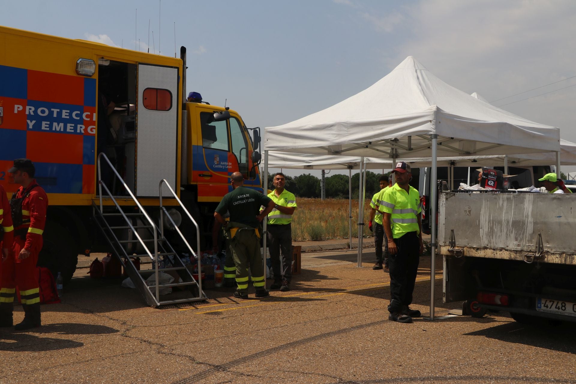 El Puesto de Mando Avanzado coordina la lucha contra el incendio de Castrocalbón