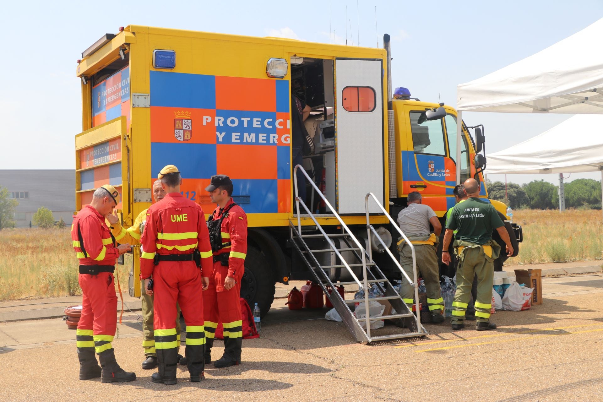 El Puesto de Mando Avanzado coordina la lucha contra el incendio de Castrocalbón