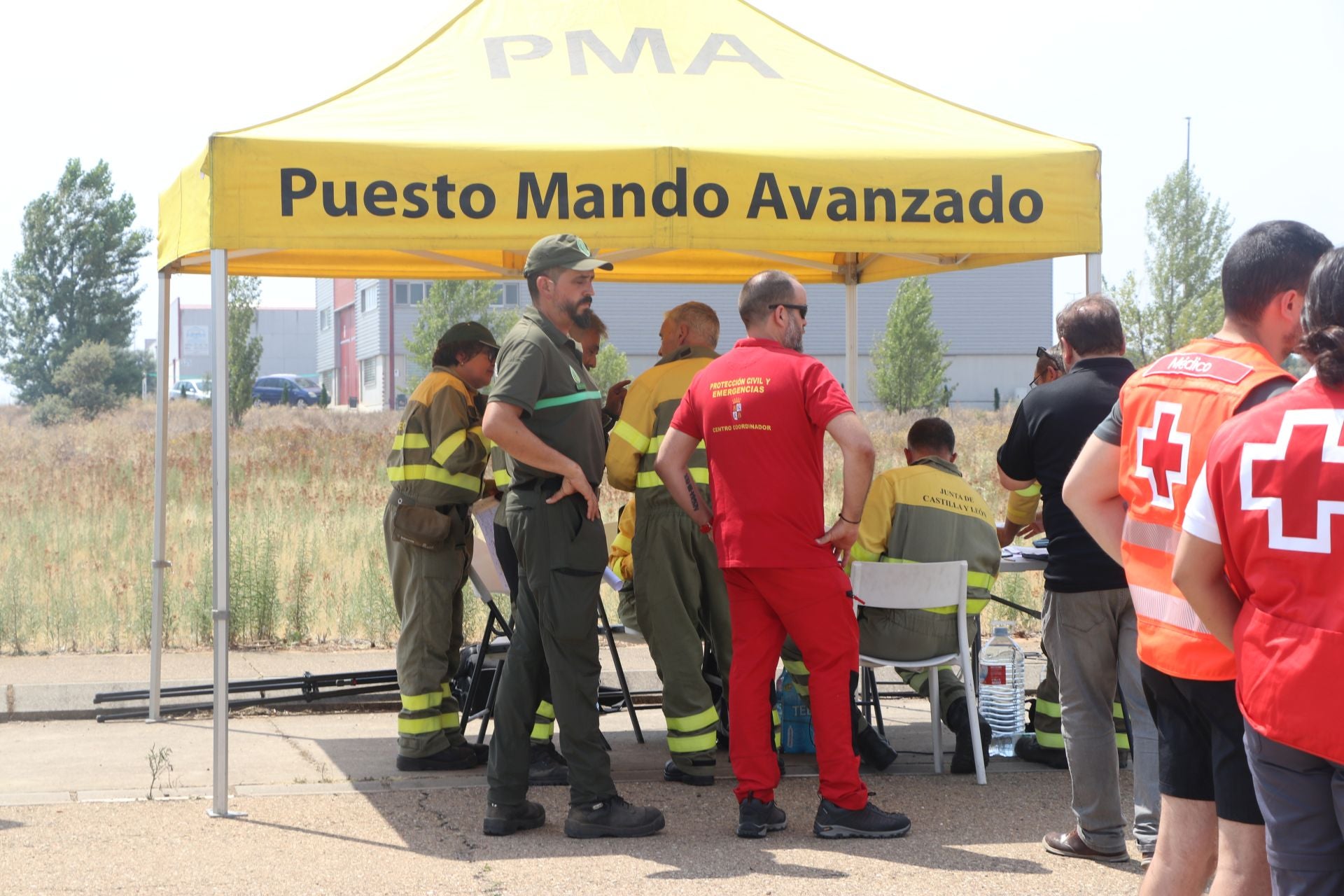 El Puesto de Mando Avanzado coordina la lucha contra el incendio de Castrocalbón