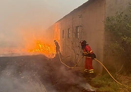 El fuego, cada vez, más cerca de las viviendas.