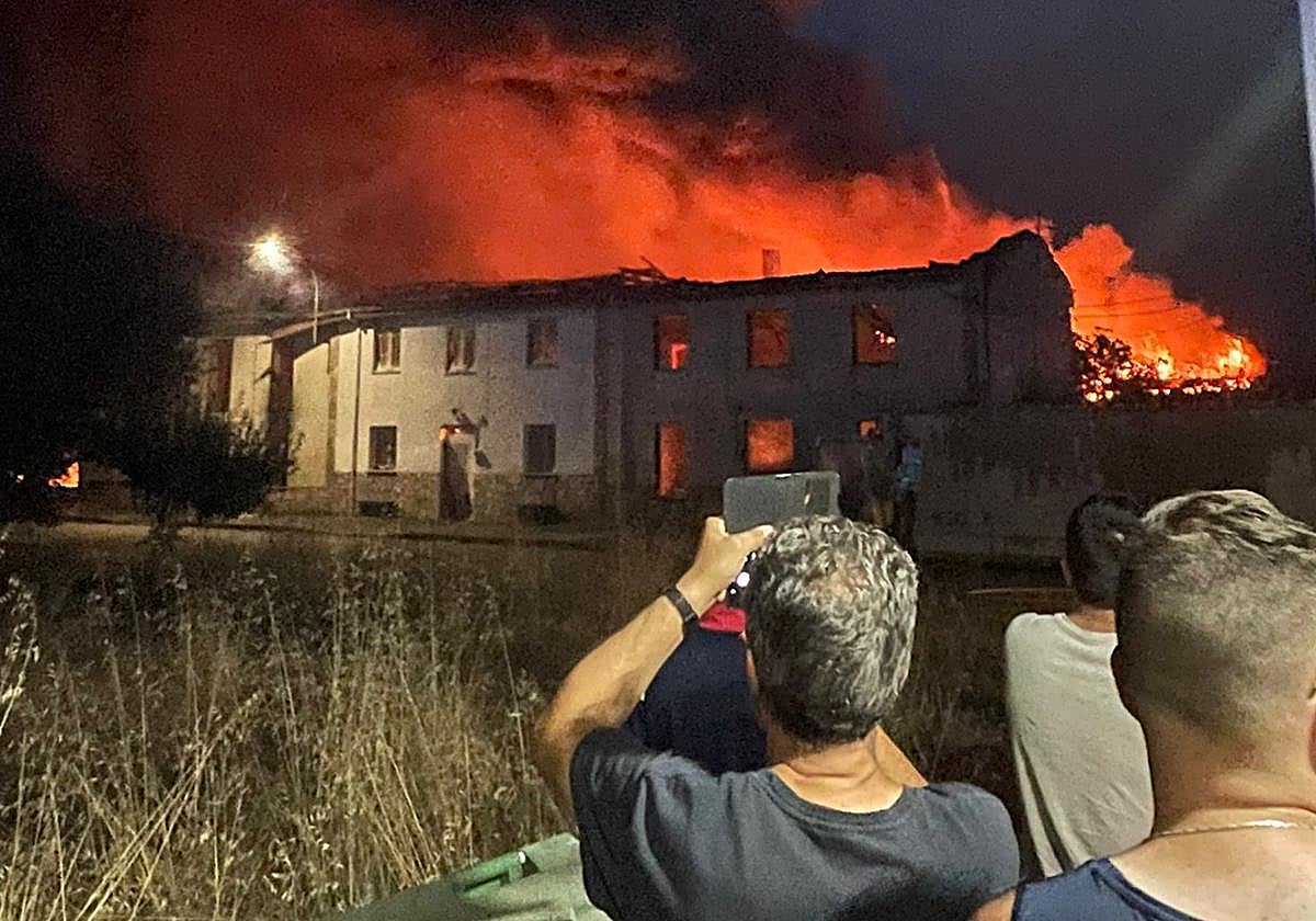 Las llamas arrasan la comarca de la Valdería.