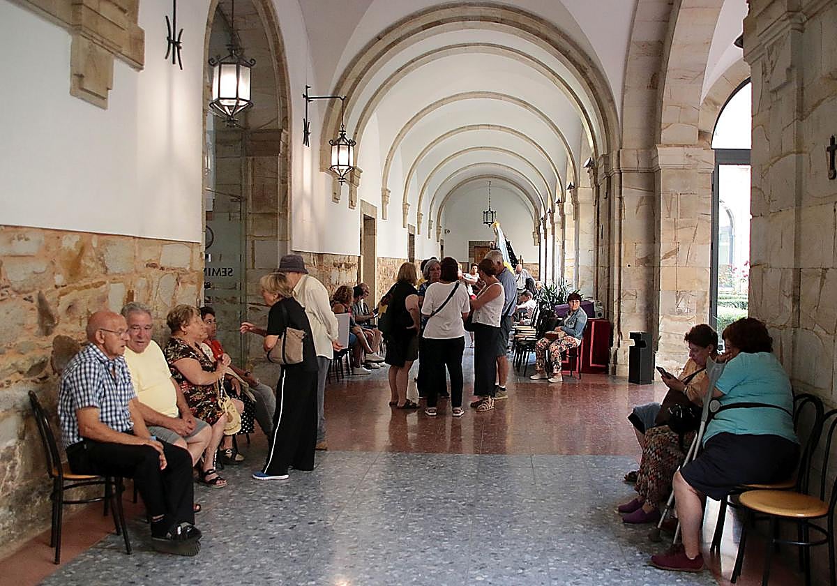 El seminario de Astorga acoge a numerosos desplazados por los incendios en pueblos cercanos de León.