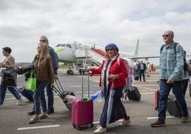 Los primeros viajeros de Binter desembarcan en el aeropuerto.